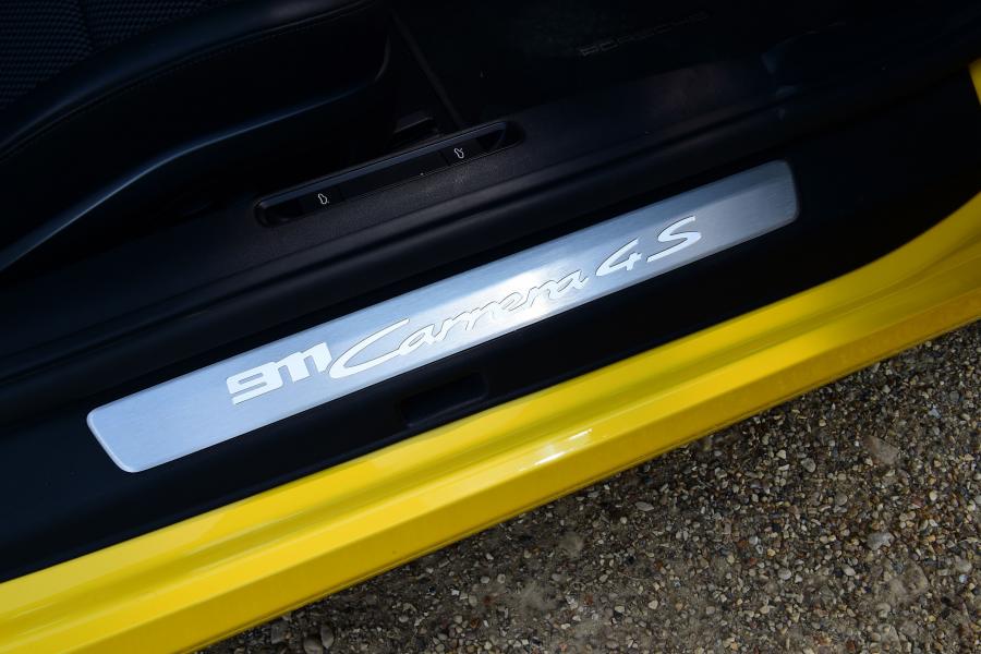 Детали интерьера Porsche 911 Carrera 4S (992) 2019 года  (UK) (фото 31 из 40)